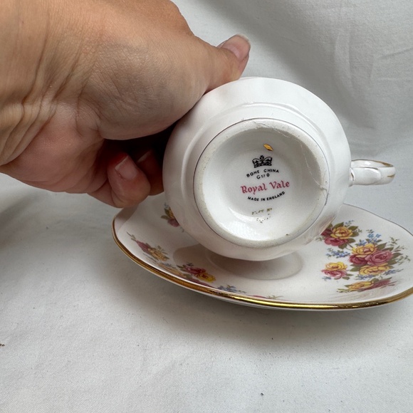 Vintage Royal Vale Tea Cup and Saucer Set Pink Yellow Roses Bone China England - Picture 2 of 7